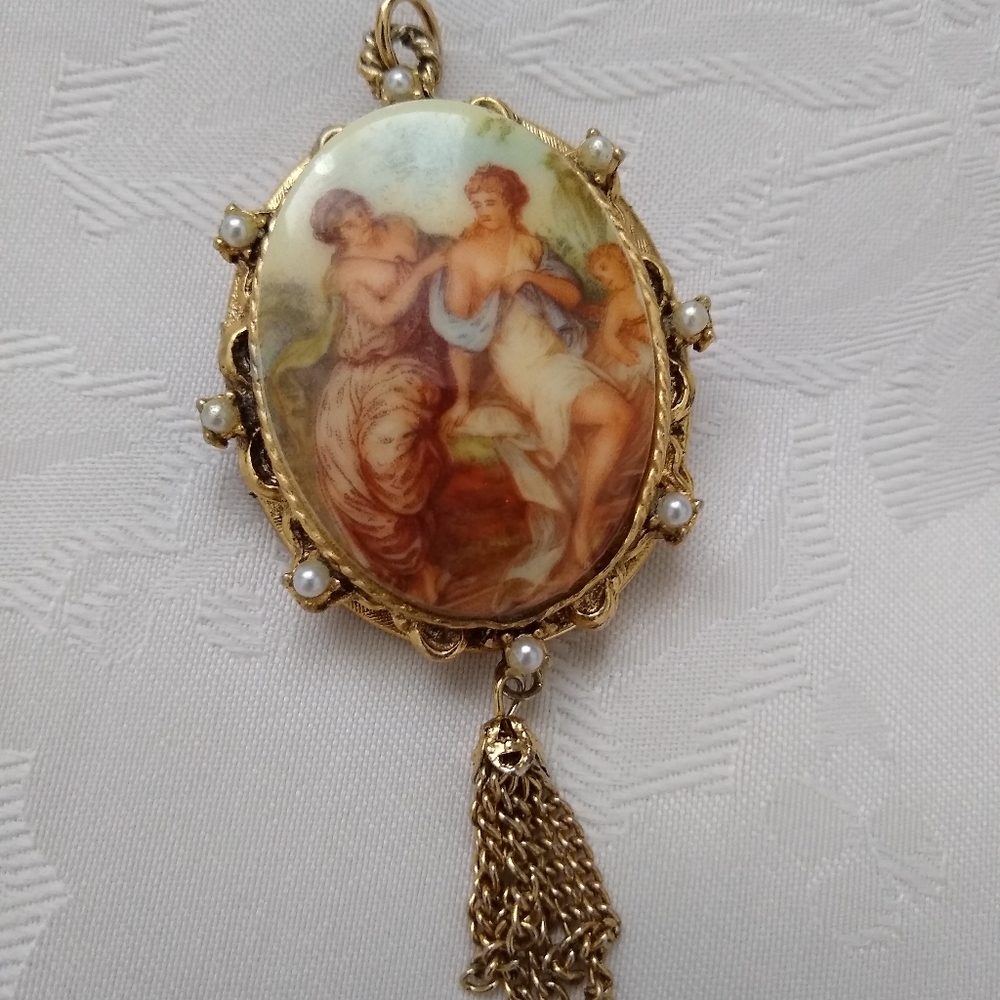 Vintage Cameo locket pendant Charm pearls tassel gold tone Insert Picture